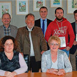 Bei der Buchvorstellung (stehend; v. l.): Wolfgang Rasel, Karlheinz Reim, Peter Reidl, Johannes Häusler, Simon Riedl, Marco Bäcker und Franz Reichold sowie (sitzend; v. l.) Barbara Bucher und Helga Reidl Bei der Buchvorstellung (stehend; v. l.): Wolfgang Rasel, Karlheinz Reim, Peter Reidl, Johannes Häusler, Simon Riedl, Marco Bäcker und Franz Reichold sowie (sitzend; v. l.) Barbara Bucher und Helga Reidl