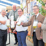 Der erste Schluck Festbier (von links: Bürgermeister Thomas Schwarzfischer aus Zell, Festwirt Engelbert Piendl, Brauereichef Wolfgang Rasel, Brauerei-Geschäftsführer Georg Hauser, Festleiter Thomas Piendl und Bürgermeister Hugo Bauer aus Wald) Der erste Schluck Festbier (von links: Bürgermeister Thomas Schwarzfischer aus Zell, Festwirt Engelbert Piendl, Brauereichef Wolfgang Rasel, Brauerei-Geschäftsführer Georg Hauser, Festleiter Thomas Piendl und Bürgermeister Hugo Bauer aus Wald)