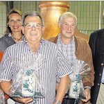 Johann Merl, Helmut Sadler und Ewald Wild (vorne, von links) wurden vom Naabecker-Brauereibesitzer Wolfgang Rasel (rechts) und seiner Frau Sybille in den Ruhestand verabschiedet.