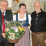 Die besten Wünsche zur Übernahme des Waldhäusls überbrachten dem Ehepaar Sperl Nittenaus Vizebürgermeister Albert Meierhofer (links) sowie Wolfgang Rasel (Zweiter von links) und Georg Hauser (rechts) von der Schlossbrauerei Naabeck.