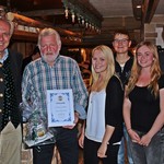 Brauereiinhaber Wolfgang Rasel ehrte Konrad Thanner, Judith Greiner, Julian Horn, Lisa-Marie Simon und Dominik Weiß.