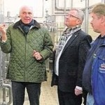 Brauereichef Wolfgang Rasel (li.) und Oberbrauer Stefan Bergmann (re.) zeigten Oberbürgermeister Andreas Feller den neuen Filterkeller.