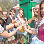 Das Bild zeigt die Naabecker und Jura Weizen Bier-Girls auf der Biermesse in Schwandorf mit Braumeister Eric Kulzer