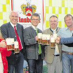 Die Neunburger Delegation mit Bürgermeister Martin Birner (Mitte) stieß mit den Brauereivertretern um Besitzer Wolfgang Rasel (Vierter von links) und kaufmännischem Leiter Peter Neidl (Fünfter von rechts) auf eine „friedliche Wies’n“ an.