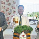 Auf ein gutes Gelingen stießen Michel Weiler von der Brauerei, Landrat Ebeling, Festleiter Spörl, Festmutter Kerstin Lichtenegger und Vorsitzender Sacher an (von links).