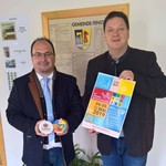 Bürgermeister Christian Ziegler konnte von Georg Hauser 10000 Bierdeckel mit dem Logo zum Jubiläumsfest entgegen nehmen. Gleichzeitig überreichte er ihm das Plakat zum Festwochenende. Bild: nib