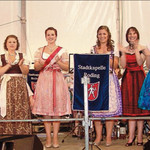 Wieder einmal stark vertreten: die Rodinger Volksfestköniginnen der vergangenen Jahre an der Seite von Julia Kasper (Mitte).