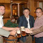 Ozapft is! Die Vertreter der Brauerei Naabeck stießen mit Jupp Brantl und Bürgermeister Franz Reichold auf ein gutes Gelingen des Volksfestes an.