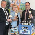 Das Ergebnis ist gut gelungen, fand OB Andreas Feller. Mit auf demBild: Judith Greiner und Georg Hauser von der Brauerei Jura Weizen Wiefelsdorf. Das Ergebnis ist gut gelungen, fand OB Andreas Feller. Mit auf demBild: Judith Greiner und Georg Hauser von der Brauerei Jura Weizen Wiefelsdorf.