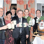 Bürgermeister Thomas Gesche (Mitte), Landrat Thomas Ebeling (rechts), Georg Hauser von der Brauerei Naabeck (Zweiter von rechts) und einige Stasträte von CSU und Freien Wählern Land in Burglengenfeld stießen nach dem Bieranstich auf die Neuauflage des Starkbierfestes an. Bürgermeister Thomas Gesche (Mitte), Landrat Thomas Ebeling (rechts), Georg Hauser von der Brauerei Naabeck (Zweiter von rechts) und einige Stasträte von CSU und Freien Wählern Land in Burglengenfeld stießen nach dem Bieranstich auf die Neuauflage des Starkbierfestes an.