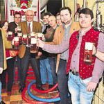 Bürgermeister Thomas Falter (2. v. li.), Brauereibesitzer Wolfgang Rasel (Mitte), Braumeister Eric Kulzer (3. v. re.), Kaufmännischer Leiter Peter Neidl (3. v. li.), Festwirt Daniel Feuerer (2. v re.) und Parkbestücker Manuel Schneider (re.) stießen mit den Gemeinderäten an. Dabei erteilten sie dem Festbier die Freigabe. Bürgermeister Thomas Falter (2. v. li.), Brauereibesitzer Wolfgang Rasel (Mitte), Braumeister Eric Kulzer (3. v. re.), Kaufmännischer Leiter Peter Neidl (3. v. li.), Festwirt Daniel Feuerer (2. v re.) und Parkbestücker Manuel Schneider (re.) stießen mit den Gemeinderäten an. Dabei erteilten sie dem Festbier die Freigabe.