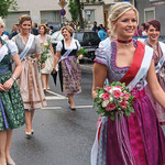 Ein farbenfrohes Bild boten die Volksfestköniginnen.
