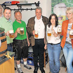 Bürgermeister Thomas Falter zapfte mit Liane Tischner, IGV-Vorsitzender Karin Rossmann, Knappenvereins-Vorsitzendem Jürgen Müller, dem Vorsitzenden des Schützenvereins Glück Auf, Harald Merl, Braumeister Eric Kulzer sowie den Bürgermeistern Günther Pronath und Thomas Neidl das erste Fass Bürgerfest- Festbier an (von rechts). Bürgermeister Thomas Falter zapfte mit Liane Tischner, IGV-Vorsitzender Karin Rossmann, Knappenvereins-Vorsitzendem Jürgen Müller, dem Vorsitzenden des Schützenvereins Glück Auf, Harald Merl, Braumeister Eric Kulzer sowie den Bürgermeistern Günther Pronath und Thomas Neidl das erste Fass Bürgerfest- Festbier an (von rechts).