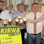 Auf ein gutes Gelingen der Kirwa stießen die Verantwortlichen bei der Bierprobe an.