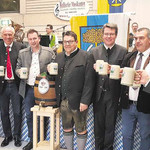 Bürgermeister Thomas Falter zapfte gekonnt das erste Bockbierfass an und stieß mit den Ehrengästen auf eine fröhliche Feier an. FOTO: SMX Bürgermeister Thomas Falter zapfte gekonnt das erste Bockbierfass an und stieß mit den Ehrengästen auf eine fröhliche Feier an. FOTO: SMX