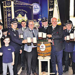 Schirmherr OB Andreas Feller zapfte an und stieß mit Landrat Thomas Ebeling, 1. Vorstand Markus Pirzer, Festleiter Thomas Fenzl, Brauereichef Wolfgang Rasel, Pfarrer PeterWolz und den Patenfeuerwehren Schwandorf und Klardorf-Zielheim auf ein schönes Feuerwehrjubiläuman. Schirmherr OB Andreas Feller zapfte an und stieß mit Landrat Thomas Ebeling, 1. Vorstand Markus Pirzer, Festleiter Thomas Fenzl, Brauereichef Wolfgang Rasel, Pfarrer PeterWolz und den Patenfeuerwehren Schwandorf und Klardorf-Zielheim auf ein schönes Feuerwehrjubiläuman.