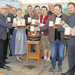 Auf ein gutes Gelingen des Volksfestes stießen Bürgermeisterin Maria Steger und die Ehrengäste an. FOTO: WERNER ARTMANN Auf ein gutes Gelingen des Volksfestes stießen Bürgermeisterin Maria Steger und die Ehrengäste an. FOTO: WERNER ARTMANN