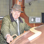 Wolfgang Rasel ist stolz auf seine Familiengeschichte. Bereits in dritter Generation führt er die Brauerei Naabeck. FOTO: MARTINKELLERMEIER Wolfgang Rasel ist stolz auf seine Familiengeschichte. Bereits in dritter Generation führt er die Brauerei Naabeck. FOTO: MARTINKELLERMEIER