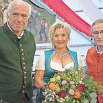 Festwirt Wolfgang Rasel (l.) dankte dem scheidenden Schirmherrn Franz Reichold mit seiner Gattin Roswitha. FOTO: REINHARD SCHREINER Festwirt Wolfgang Rasel (l.) dankte dem scheidenden Schirmherrn Franz Reichold mit seiner Gattin Roswitha. FOTO: REINHARD SCHREINER