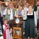 Laube Bernsteinfarben, malzaromatisch und mit 5,4 Volumenprozent Alkohol präsentiert sich das Festbier beim 70. Rodinger Volksfest von 28. Juni bis 6. Juli. Die Verantwortlichen um Festwirt Stefan Fichtl freuen sich auf neun Festtage voller Attraktionen und einem Funken Nostalgie. Bild: Alexander Laube Laube Bernsteinfarben, malzaromatisch und mit 5,4 Volumenprozent Alkohol präsentiert sich das Festbier beim 70. Rodinger Volksfest von 28. Juni bis 6. Juli. Die Verantwortlichen um Festwirt Stefan Fichtl freuen sich auf neun Festtage voller Attraktionen und einem Funken Nostalgie. Bild: Alexander Laube