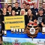 Vorsitzender Alexander Zimmermann (l.) zapfte an und der Vertriebsleiter der Schlossbrauerei Naabeck, Michael Weiler (r.), hatte die ergänzenden Informationen zum Bier parat. Foto: Dietmar Zwack