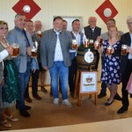 Nach dem Anstich im SC-Sportheim wurde gemeinsam angestoßen. - Foto: Werner Artmann Nach dem Anstich im SC-Sportheim wurde gemeinsam angestoßen. - Foto: Werner Artmann