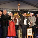 Mit einem kräftigen Schlag zapfte Oberbürgermeister Jens Meyer das Bier an. Bild: Marina Gube