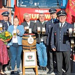 Nachdem alle Herausforderungen gemeistert waren und Bürgermeisterin Heike Faltermeier angezapft hatte, wurde auf die Übernahme der Patenschaft durch die FF Bruck angestoßen. Fotos: Agnes Feuerer