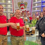 Mit der gelungenen Bierprobe wächst nun die Vorfreude auf das große Festwochenende: Tobias Forster, Wolfgang Graf und Stephan Mändl (vorn, v. I.) stießen darauf an. Foto: Xenia Wilk