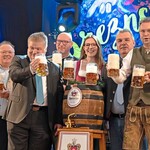 Kurz nach 19 Uhr hieß es am Freitag im Festzelt: Ozapft is! Schausteller Manuel Schneider, Festwirt Gerhard Bockl, Bürgermeister Thomas Gesche, Martin Antretter, die Juniorchefin der Schlossbrauerei Naabeck, Eva Rasel, Brauerei-Vertriebsleiter Michael Weiler, Braumeister Eric Kulzer und der Seniorchef der Brauerei, Wolfgang Rasel, (v. I.) stießen auf die Maidult 2026 an.  Foto: Josef Schaller