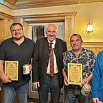 Viktoria Westiner, Michael Reindl (Ehrung 25 Jahre), Brauereichef Wolfgang Rasel, Stephan Dickert (25 Jahre) und Tobias Meierhöfer (v.l.)