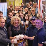 Stoßen auf ein gutes Gelingen der Gerätehaussegnung in sechs Wochen an (vorne von links): Naabecker-Vertriebsleiter Stephan Mändl, Schirmherrin Kerstin Haberzeth, dritter Kommandant Reinhard Weber und Festleiter Alexander Laube mit Mitgliedern der Feuerwehr Altenkreith und des Patenvereins aus Mitterdorf. - Foto: Mario Vollmer Stoßen auf ein gutes Gelingen der Gerätehaussegnung in sechs Wochen an (vorne von links): Naabecker-Vertriebsleiter Stephan Mändl, Schirmherrin Kerstin Haberzeth, dritter Kommandant Reinhard Weber und Festleiter Alexander Laube mit Mitgliedern der Feuerwehr Altenkreith und des Patenvereins aus Mitterdorf. - Foto: Mario Vollmer