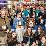Festleitung, Vorstandschaft, Festmutter (mit weißer Schürze) Schirmherr und Festdamen waren sich einig: Das Bier wird von der Schlossbrauerei Naabeck geliefert. Darüber freut sich natürlich auch Kaufmännischer Leiter Michel Weiler (r.) - Foto: Dietmar Zwick Festleitung, Vorstandschaft, Festmutter (mit weißer Schürze) Schirmherr und Festdamen waren sich einig: Das Bier wird von der Schlossbrauerei Naabeck geliefert. Darüber freut sich natürlich auch Kaufmännischer Leiter Michel Weiler (r.) - Foto: Dietmar Zwick