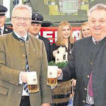 Oberbürgermeister Andreas Feller und Verkaufsleiter Peter Neidl zapften das erste Fass Bier für den Florianstag an. Oberbürgermeister Andreas Feller und Verkaufsleiter Peter Neidl zapften das erste Fass Bier für den Florianstag an.
