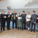 Auf ein gutes Gelingen des Festes der Feuerwehr Roding haben die Verantwortlichen der Wehr in der Feuerwache mit ihren Gästen angestoßen. FOTOS: RME Auf ein gutes Gelingen des Festes der Feuerwehr Roding haben die Verantwortlichen der Wehr in der Feuerwache mit ihren Gästen angestoßen. FOTOS: RME