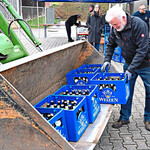 Nicht nur im Kofferraum wurde das Freibier verladen: Auch in einen Lader wurden Jura-Weizen-Kisten geschlichtet. Brauereimitarbeiter Konrad Thanner hatte alle Hände voll zu tun. Fotos: Martin Kellermeier