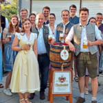 Nach dem Anzapfen wurde auf den Erfolg der Kirwa angestoßen. In der Mitte das Oberkirwapaar Christina Mändl und Lukas Beer.  Foto: Alfred Merl
