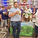 Auf ein gutes Gelingen stießen Brauer Andreas Rebl und die Vertreter des TSV Klardorf an. Foto: Gerd Kühner