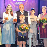 Sie stoßen auf das Jubilaum an: (v. I.) Stephan Mandl, Alexandra Riedl, Julia Haberzeth, Eva Rasel, Stefan Fichtl mit Familie, Michel Weiler und Eric Kulzer. Foto: Reinhard Schreiner