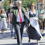 Hat seine Feuertaufe als Festwirt bestanden: Wolfgang Rasel mit Frau Sybille und den Töchtern Marlene (l.) und Eva beim Einzug Hat seine Feuertaufe als Festwirt bestanden: Wolfgang Rasel mit Frau Sybille und den Töchtern Marlene (l.) und Eva beim Einzug