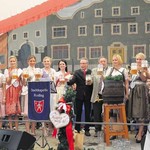 Nicht mehr lange, und das 65. Rodinger Volksfest startet. Mit von der Partie werden auch wieder die charmanten Volksfestköniginnen sein. Bei der Bierprobe im Juni wird das Geheimnis gelüftet und die neue Königin der Öffentlichkeit vorgestellt. FOTOS: B. SCHREINER Nicht mehr lange, und das 65. Rodinger Volksfest startet. Mit von der Partie werden auch wieder die charmanten Volksfestköniginnen sein. Bei der Bierprobe im Juni wird das Geheimnis gelüftet und die neue Königin der Öffentlichkeit vorgestellt. FOTOS: B. SCHREINER