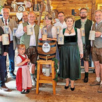 Freudige Gesichter: Stefan Fichtl mit Familie, Bürgermeisterin Riedl mit Ehemann Manuel (2.v.r.), 2. Bürgermeister Dr. Schoierer (re.) Foto: Simon Tschanerl Freudige Gesichter: Stefan Fichtl mit Familie, Bürgermeisterin Riedl mit Ehemann Manuel (2.v.r.), 2. Bürgermeister Dr. Schoierer (re.) Foto: Simon Tschanerl