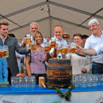 Ein Prosit auf das 46. Marktfest: Den traditionellen Bieranstich meisterten die Ehrengaste ohne Probleme.  Foto: Josef Popp