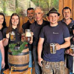 Michel Weiler (I.), Vertreter der Schlossbrauerei Naabeck, verkostete mit den Mitgliedern der Freiwilligen Feuerwehr Mitter- und Oberauerbach das Festbier. Foto: Milena Schieder