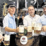 Mit dem Bieranstich begann das Feuerwehrfest in Mitter- und Oberauerbach. Ehrenkommandant Laurenz Lorenz, dritter Burgermeister Konrad Hoch, Vereinsvorsitzender Georg Rieger, Braumeister Eric Kulzer, die Kommandanten Georg Lorenz und Wolfgang Schart sowie zweiter Vereinsvorsitzender Samuel Schart (von links) stießen auf das 125-jahrige Jubilaum an. Bild: Valentina Schart
