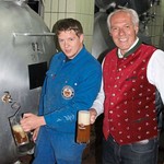 Noch ist das Bier fürs Rodinger Volksfest im Lagertank 82 etwas zu süß. „Die zwei Wochen Reifezeit bis zum Fest braucht es schon noch“, sind sich Christoph Scharf und Wolfgang Rasel einig.